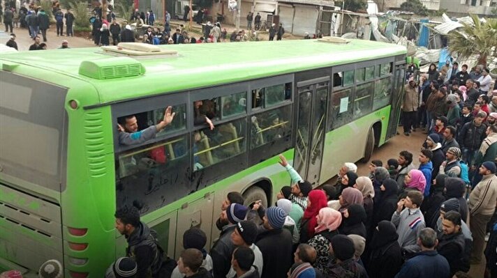 Esed rejiminin kuşattığı ve ateşkesi yoğun bir şekilde ihlal ettiği Humus ilinin merkezindeki Vaer ilçesinden sivillerin tahliyesi başladı.