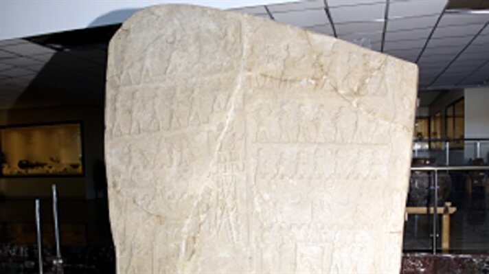 بالصور مزارع تركي يعثر على نقش حجري عمره 4 آلاف سنة