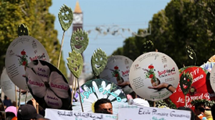 في مسيرة تونسية "الموسيقى تمتزج بعبق الزهور رفضا للعنف ودعوة للسلام"