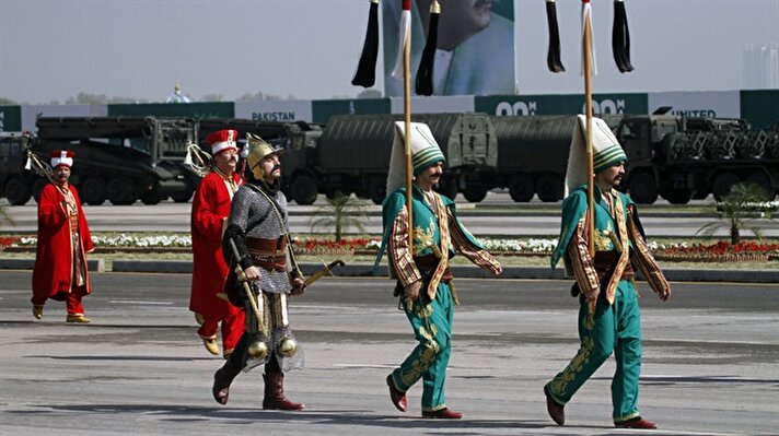 Pakistan'ın başkenti İslamabad'da 23 Mart Milli Günü sebebiyle askeri geçit töreni yapıldı. 