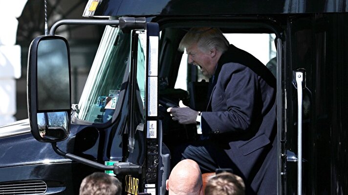 إستقبل الرئيس الأميركي دونالد ترامب أمس الخميس، نحو 20 سائق شاحنة ورئيس شركة نقل واستغلّ الفرصة ليجلس وراء مقود شاحنة ثقيلة داخل حرم البيت الأبيض.