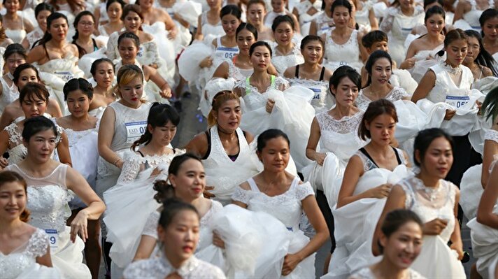 Some 250 couples in wedding dresses and suits raced through a Bangkok park on Saturday in the annual "Running of the Brides" to compete for $28,000 in wedding prizes.


