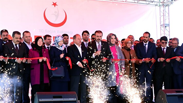 300 Yataklı Elbistan devlet Hastanesi'nin açılışı, Sağlık Bakanı Recep Akdağ ve 64. Hükümet Kültür ve Turizm Bakanı Mahir Ünal'ın katılımı ile yapıldı. Bakan Akdağ, açılaşa katılan vatandaşlarla selamlaştı.