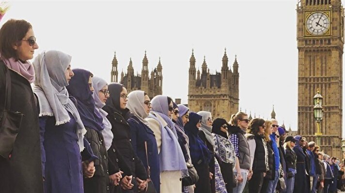 İngiltere'nin başkenti Londra'da geçtiğimiz Çarşamba günü yaşanan terör saldırını kınayan Müslüman kadınlar saldırının gerçekleştiği Westminister Köprüsü üzerinde toplanarak teröre karşı birlik oldu. 