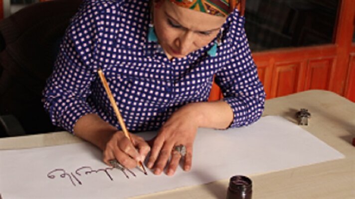 التركية "سما أوغوزهان".. ضحت بعملها عشقاً في الخط العربي