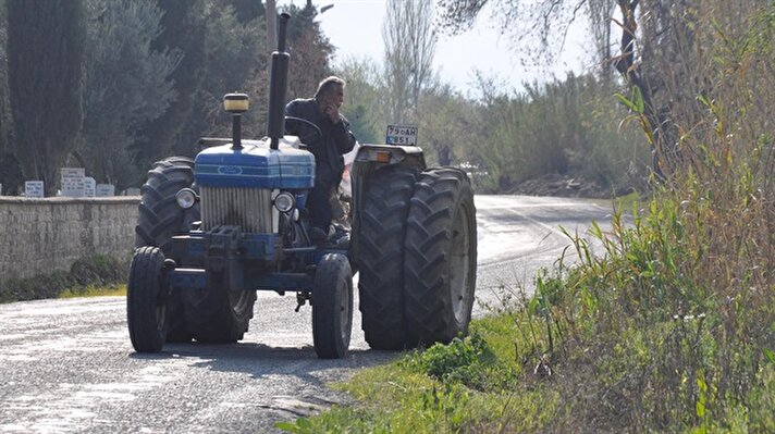 Yenipazar'da çiftçilik yaparak yaşamını sürdüren Mehmet Tekeoğlu, 1984 model traktörünü modifiye edip işlevini güçlendirdi. 