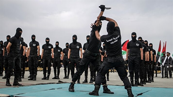  Filistin İçişleri ve Ulusal Güvenlik Bakanlığı'na bağlı Eğitim Genel Müdürlüğü merkez binasında gerçekleşen ve Hamas'ın askeri kanadı İzzedin el-Kassam Tugayları komutanlarından Mazin Fukaha'nın da anıldığı törende mezun olan subaylar hünerlerini sergilediler.