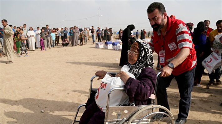  Türk Kızılayı, Irak'ta Musul kent merkezinin batısındaki evlerini terk edip sığınmacı kamplarına yerleşen 300 aileye gıda ve ihtiyaç yardımında bulundu.