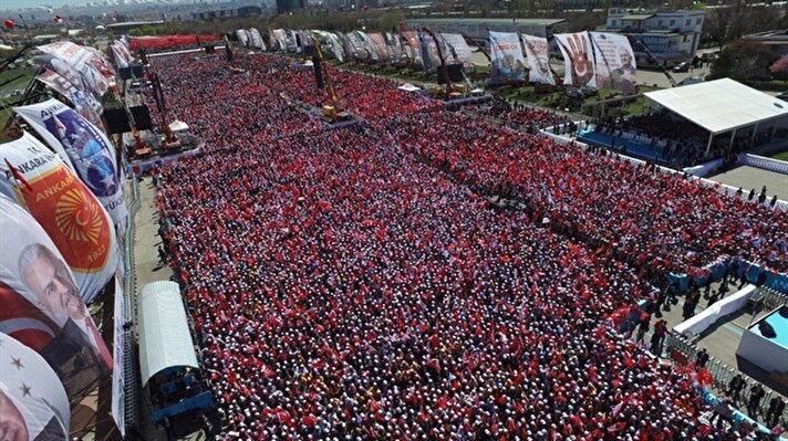 Cumhurbaşkanı Recep Tayyip Erdoğan ve Başbakan Binali Yıldırım’ın katılımlarıyla hizmete girecek olan 193 projenin toplu açılış törenine binlerce insan akın etti. 