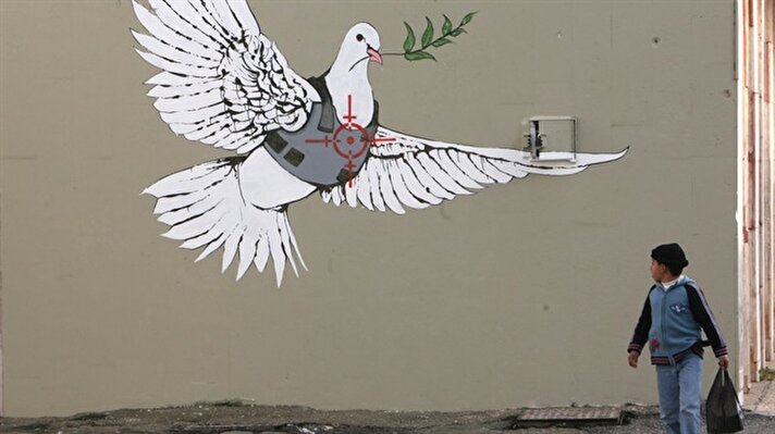 İngiliz bir sokak sanatçısı olan Banksy dünyanın farklı ülkelerinde yaptığı çarpıcı duvar resimleriyle ünlendi. 
