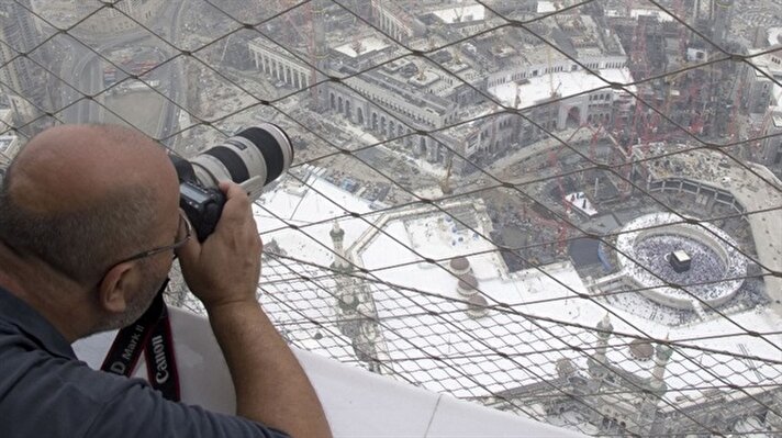 Türkiye'nin ilk hava fotoğrafçısı Orhan Durgut, ​2010 yılında başlattığı “40 İslam Şehri” projesiyle değişime gebe olan yerleri ülke ülke dolaşarak 100 bin fotoğraf çekti. 