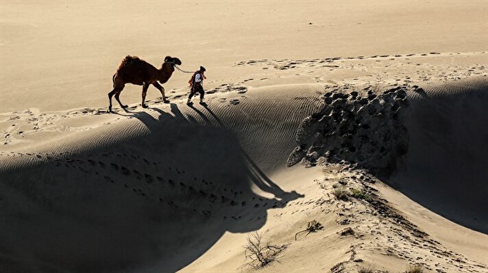 Antalya'nın Kaş ilçesi sınırlarındaki Patara Plajı, Afrika çöllerini anımsatan kum tepeleri, atlı ve develi safari turlarıyla turistlerin ilgisini çekiyor.