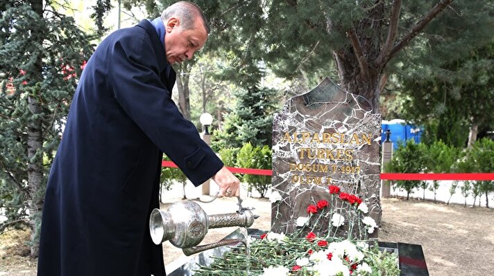 Cumhurbaşkanı Recep Tayyip Erdoğan, Alparslan Türkeş'in vefatının 20. yılı nedeniyle Beştepe'deki kabrini ziyaret etti.

