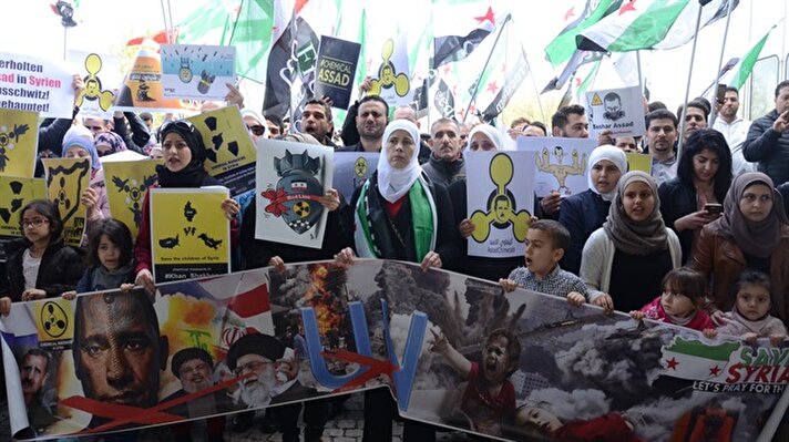 Suriyeli muhaliflerin bayrakları taşıyan göstericiler, Suriye'ye özgürlük, Kahrolsun Esed, Suriye'den ellerini çek,İdlib'e özgürlük sloganları attı.