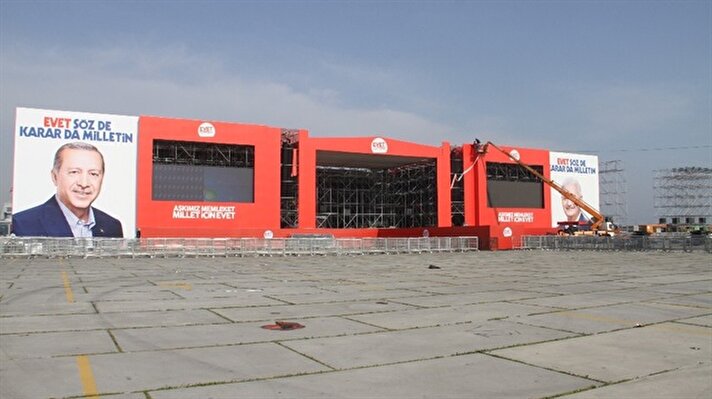AK Parti İstanbul İl Başkanı Selim Temurci, 8 Nisan Cumartesi günü düzenlenecek Büyük İstanbul Mitingi öncesinde Yenikapı Etkinlik Alanı'nda incelemelerde bulundu.