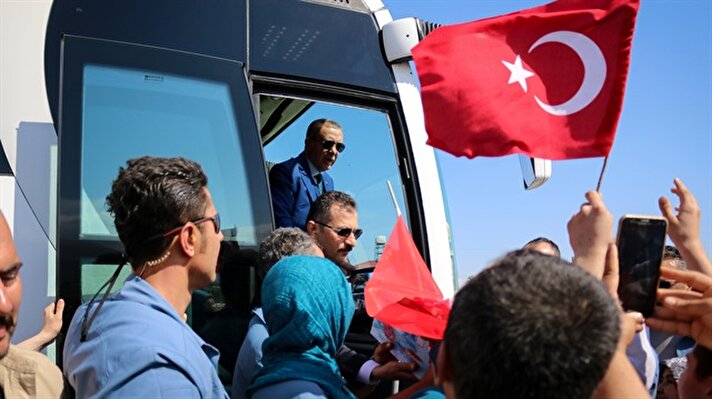 Cumhurbaşkanı Recep Tayyip Erdoğan, Hatay'da İtfaiye Meydanında düzenlenen toplu açılış törenine katılmak üzere kente geldi.
