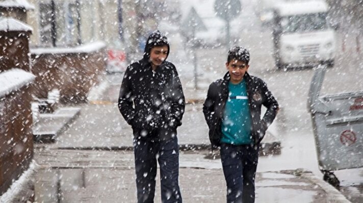 Bitlis'in Ahlat ilçesinde nisan ayı ortasında yazı beklerken kar yağışıyla karşılaşan vatandaşlar şaşırdı.