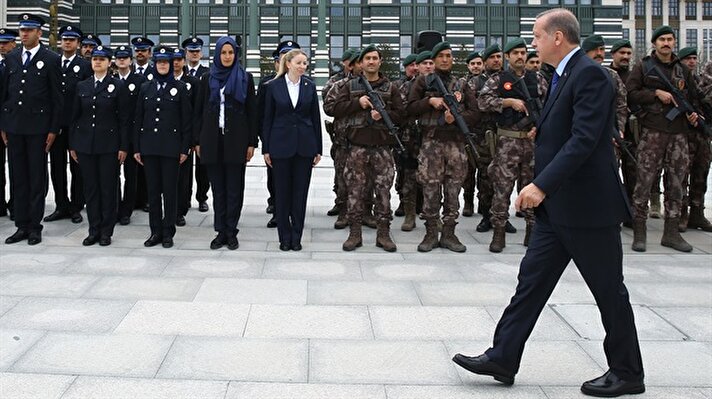 Cumhurbaşkanı Recep Tayyip Erdoğan, Türk Polis Teşkilatının kuruluşunun 172. yıl dönümü dolayısıyla Cumhurbaşkanlığı Külliyesi’nde görevli polisleri tebrik etti.​