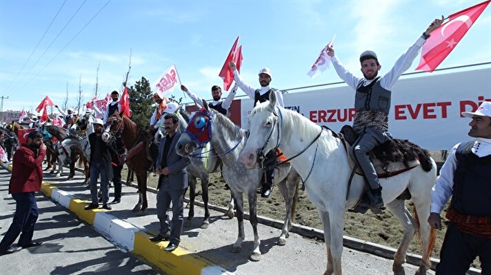 Cumhurbaşkanı Recep Tayyip Erdoğan, İstasyon Meydanı'nda düzenlenecek Erzurum Buluşması için Erzurum'a geldi. Cumhurbaşkanı Erdoğan, tören mangasını selamladı. 