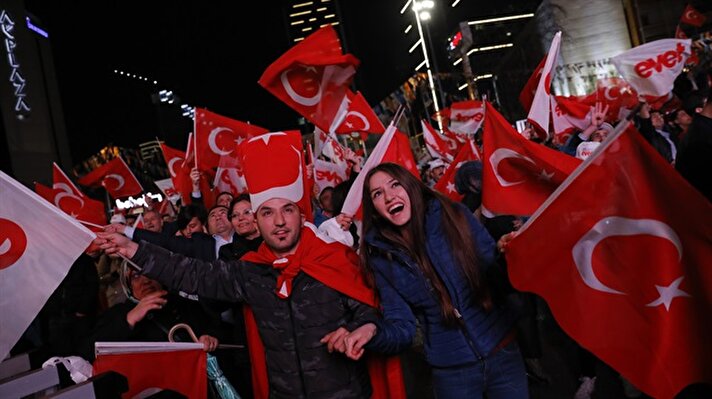 Supporters of Turkish President Tayyip Erdogan wave national flags in Istanbul, Turkey, April 16, 2017.