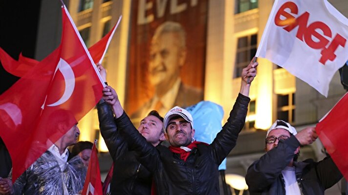 Anayasa değişikliği için yapılan halk oylamasında sonuçların belirlenmesiyle vatandaşlar, AK Parti genel merkez  binası önünde toplanarak Başbakan Binali Yıldırım'ın balkon konuşmasını bekliyor. 