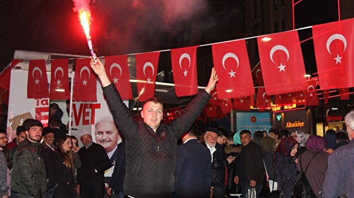 Cumhurbaşkanı Recep Tayyip Erdoğan'ın memleketi Rize'de, anayasa değişikliği halk oylamasında ezici bir farkla 'evet' oyu çıkmasını Ak Partililer horon tepip havai fişek atarak kutladı.​