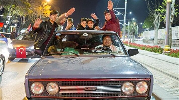 فرحة عارمة تغطي شوارع تركيا بعد نتيجة الاستفتاء 