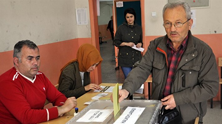 Turks across the country headed to the polls on the morning of April 16th to cast their votes in the historic referendum on switching to a presidential system in Turkey. Crowds gathered outside polling centers to cast ballots as boxes opened on 8:00 am in most provinces.

