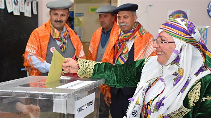 Anayasa değişikliğinin halk oyuna sunulmasına yönelik yapılan seçimde Aydın'ın Germencik ve Efeler ilçelerinde, bazı vatandaşlar Yörük ve Efe kıyafetleri giyerek oylarını kullandı