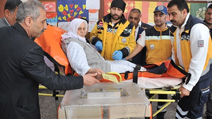 Türkiye genelinde evde sağlık hizmeti alan vatandaşlar Sağlık Bakanlığı tarafından verilen hizmet kapsamında evlerinden alınarak oy kullanmak için sandığa götürüldü. 