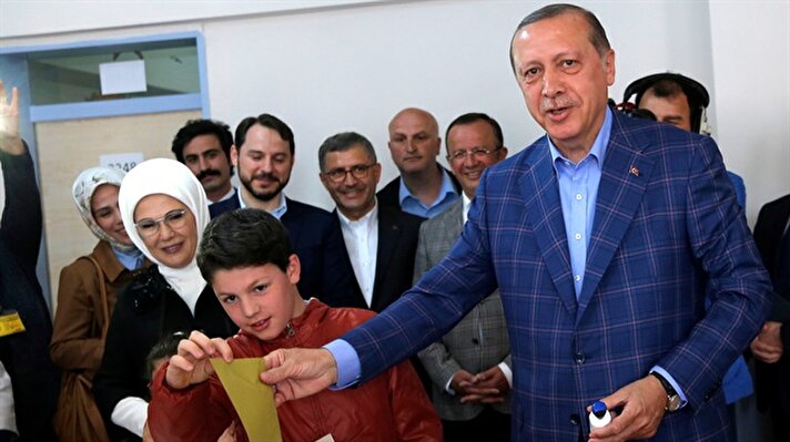 Cumhurbaşkanı Recep Tayyip Erdoğan, eşi Emine Erdoğan ile birlikte İstanbul Üsküdar'daki Saffet Çebi İlkokulu'nda oyunu kullandı.