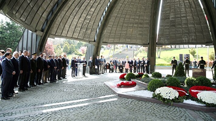 Cumhurbaşkanı Recep Tayyip Erdoğan, vefatının 24'üncü yıldönümünde 8. Cumhurbaşkanı Turgut Özal'ın mezarını ziyaret etti. 