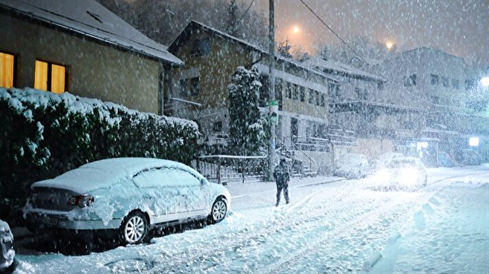 Bosna Hersek'in başkenti Saraybosna'da dün gece başlayan yoğun kar yağışı, hayatı olumsuz etkiledi.