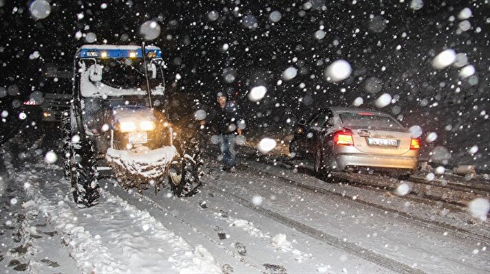 Meteoroloji Genel Müdürlüğünün yaptığı yağış uyarısı etkisini göstererek Manisa, Bursa, Kütahya ve Bilecik'te kar yağışları etkili olmaya başladı.