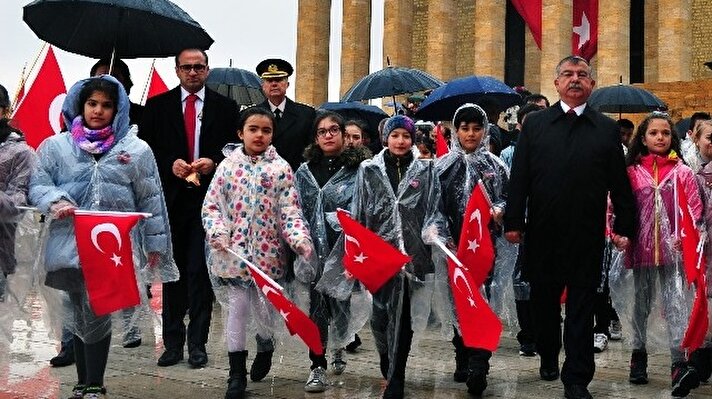 Milli Eğitim Bakanı İsmet Yılmaz, 23 Nisan Ulusal Egemenlik ve Çocuk Bayramı dolayısıyla Anıtkabir'i ziyaret ederek, mozoleye çelenk bıraktı. 