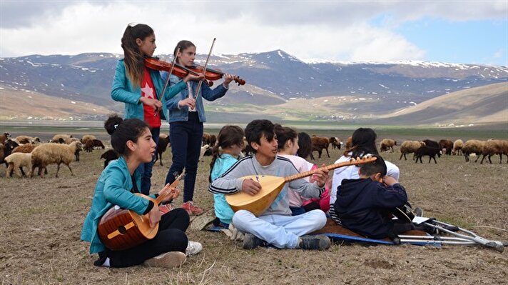  Muş'un Varto ilçesinde taşımalı eğitim veren köy okulundaki yetenekli öğrencilerle kurulan 40 kişilik orkestra, İstanbul'da düzenlenecek Sansev İstanbul Uluslararası Çoksesli Korolar Festivali'ne davet edildi. 