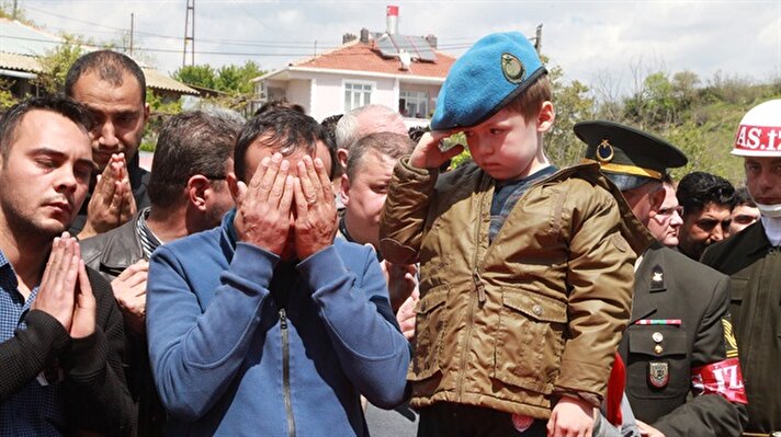 Şırnak'ta, terör örgütü PKK'ya yönelik operasyonda şehit olan Jandarma Uzman Çavuş Turgut Kurtçu'nun (32), cenazesi memleketi Tekirdağ'ın Hayrabolu ilçesine bağlı Canbazdere köyünde defnedildi. 