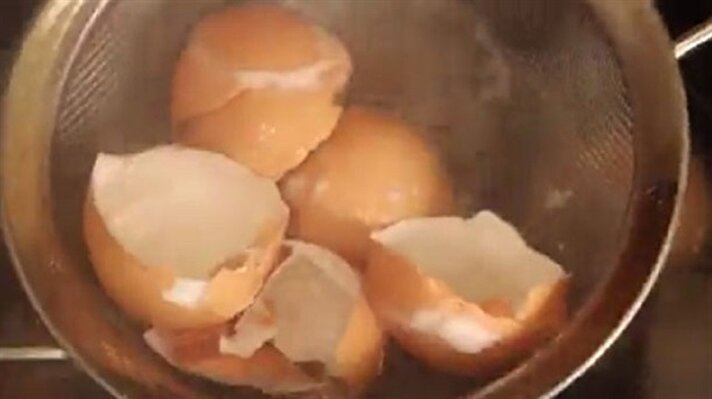 Yumurta kabukları muhteşem bir kalsiyum kaynağı. Yumurta kabuğunun %95'i kalsiyum karbonat.