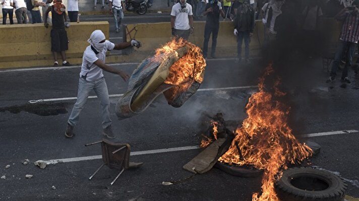  Venezuela'da dördüncü haftasına giren hükümet karşıtı gösterilerde protestocular yolları kapattı.
