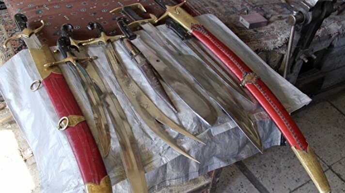 Türkiye'nin önemli bıçak üretim merkezlerinden Sivas'ta bir bıçak ustası, TRT 1 ekranlarında yayınlanan "Diriliş Ertuğrul" dizisinde kullanılan balta ve kılıçları yapıyor.