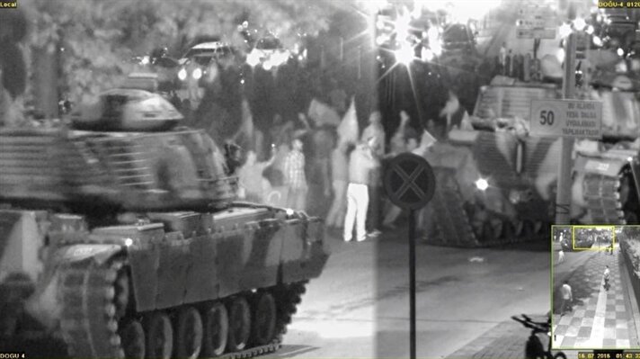 FETÖ’nün 15 Temmuz’daki darbe girişimi sırasında Mamak’taki Eşref Akıncı Kışlasından çıkıp Ankara’nın çeşitli yerlerine dağılan tankların görüntüleri ortaya çıktı.