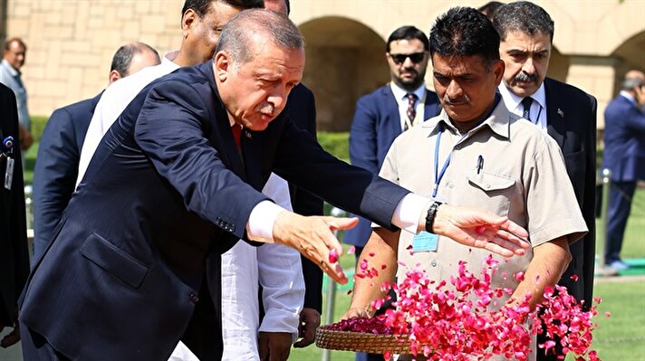 Erdoğan scatters rose petals on Gandhi memorial in New Delhi, India