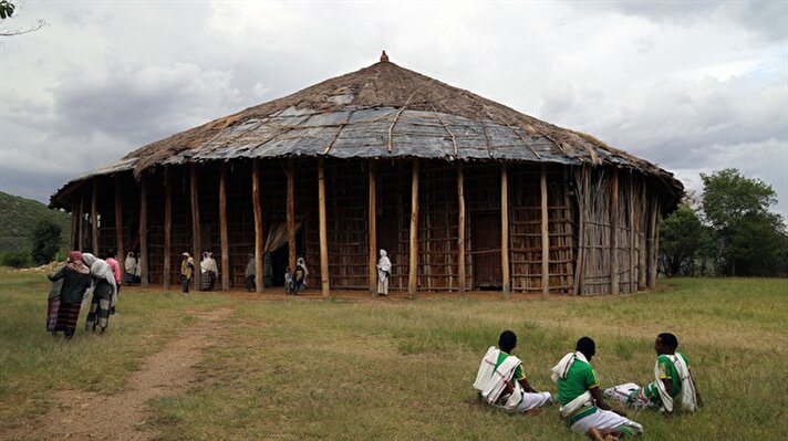 Etiyopya'da yarım asırdan fazladır ayakta kalmayı başaran, saman, bambu ve ahşap direklerle inşa edilen Tur-u Sina Camii, bölgedeki Müslümanları buluşturuyor.