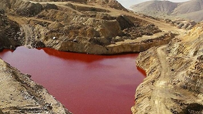 Kahramanmaraş’ın Ekinözü ilçesinde, terk edilen demir madeninde yer altından çıkan doğal maden suyunun oluşturduğu ‘kızıl gölet’, görenleri hayrete düşürdü.