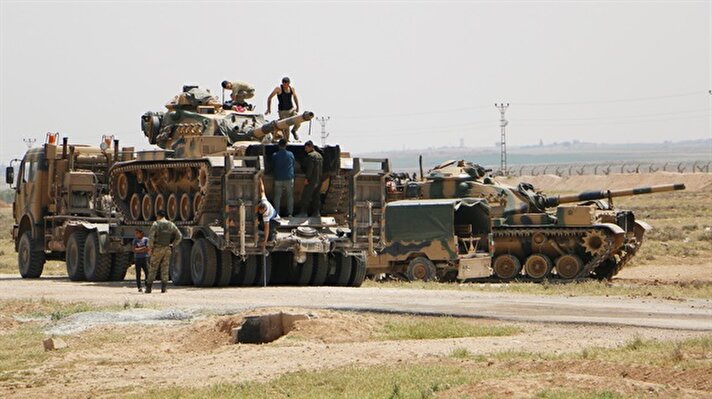 Şanlıurfa'nın Akçakale ilçesindeki Suriye sınır hattında tanklar konuşlandırıldı.