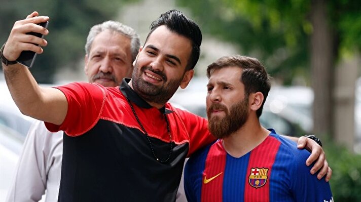 İranlı Reza Parasteş dünyaca ünlü futbolcu Lionel Messi'ye benzerliğiyle İran'da ilgi odağı oldu. 