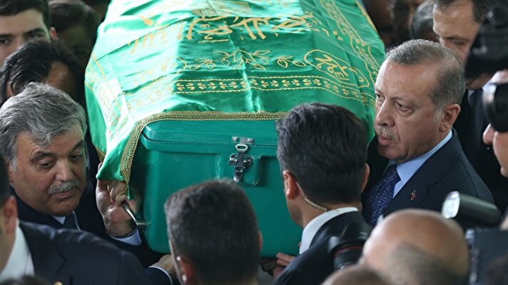 11. Cumhurbaşkanı Abdullah Gül'ün vefat eden babası Ahmet Hamdi Gül'ün cenazesi, son yolculuğuna uğurlanmak üzere Cami Kebir'e getirildi. Buradan babasının naaşının cenaze nakil aracına taşınmasına eşlik eden Gül, cenaze namazının kılınacağı Cami Kebir'e geçti.  