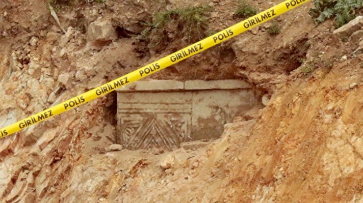 Tuzla Tersaneler Caddesi'nde yapılan yol çalışmaları sırasında, üzerinde kabartmalar ve simgelerin olduğu tarihi mezar bulundu.
