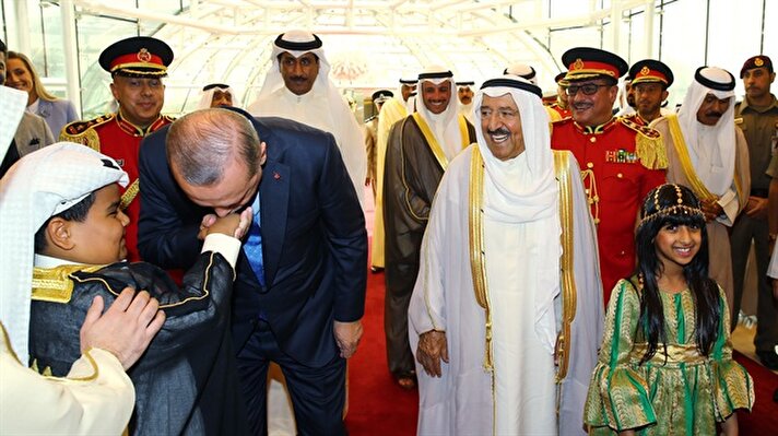 Cumhurbaşkanı Recep Tayyip Erdoğan Kuveyt'e gelişinde, Kuveyt Emiri Şeyh Sabah Ahmed Cabir el Sabah tarafından resmi törenle karşılandı.