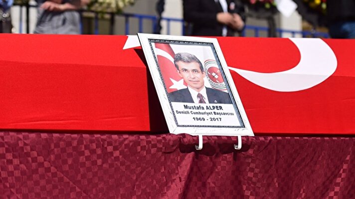 Elim bir trafik kazasında vefat eden Cumhuriyet Başsavcısı Mustafa Alper ve şöför Muzaffer Akşehirli Denizli Adliyesi'nden dualar ile uğurlandı.